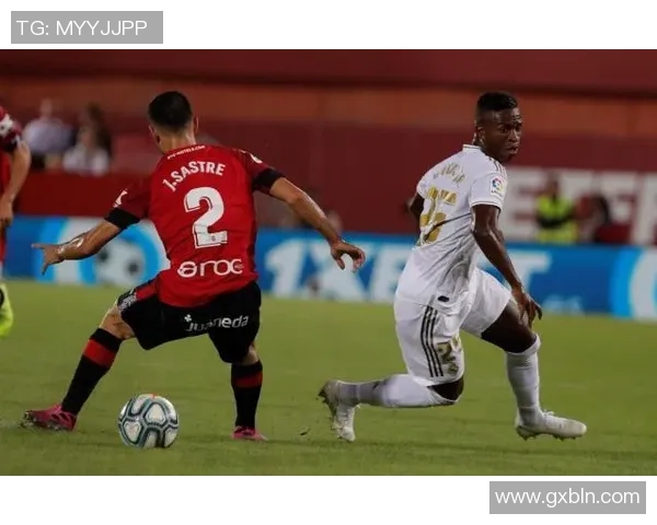 维尼修斯：从天才少年到足球巨星的成长之路与挑战